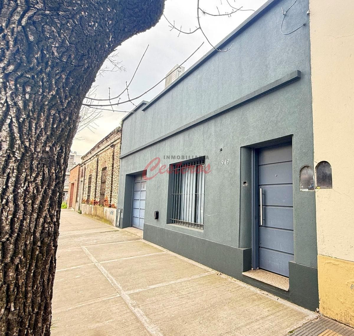 House on Brandsen Street in the 900s, between 9 de Julio and 25 de Mayo.