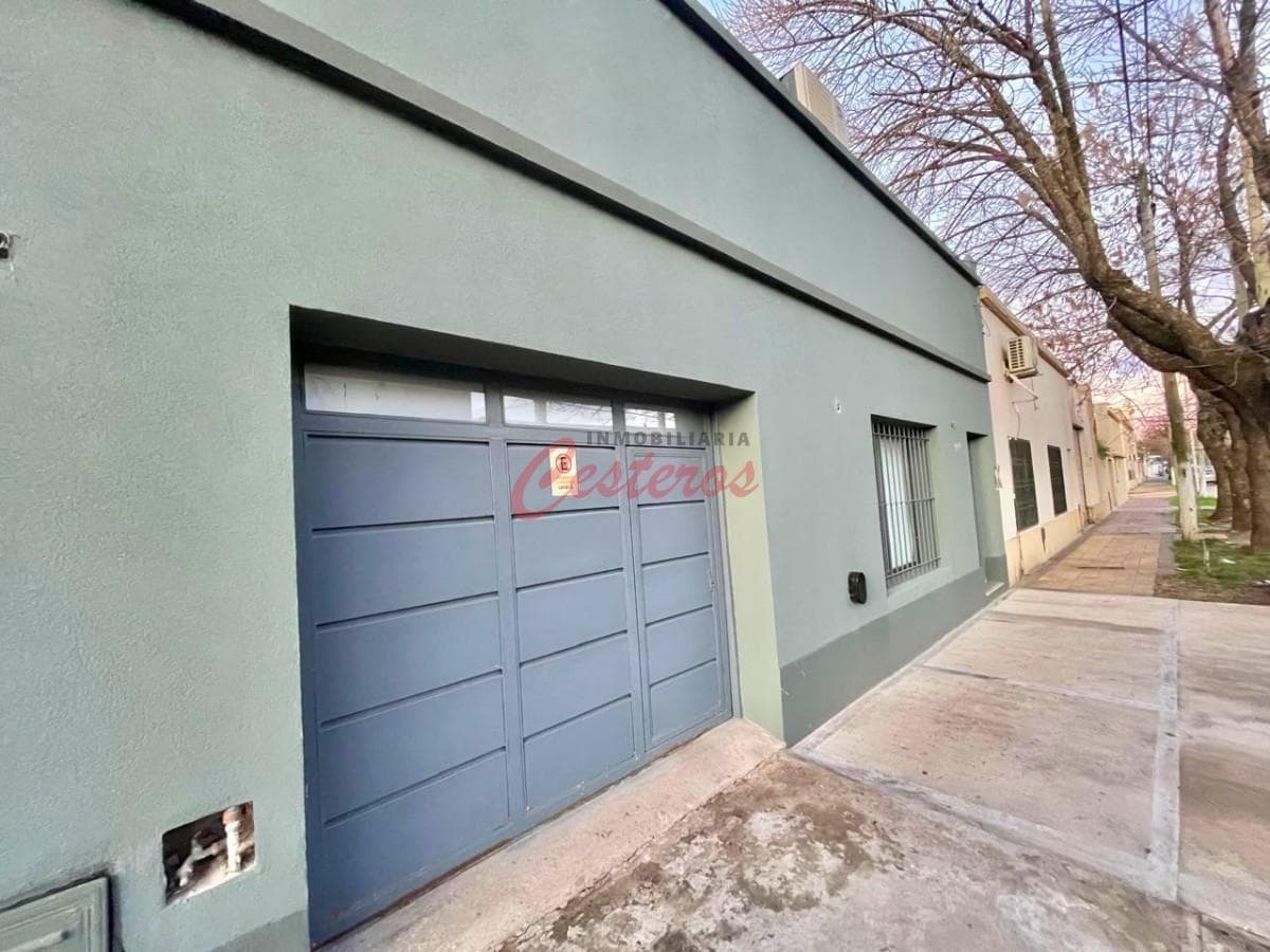 House on Brandsen Street in the 900s, between 9 de Julio and 25 de Mayo.