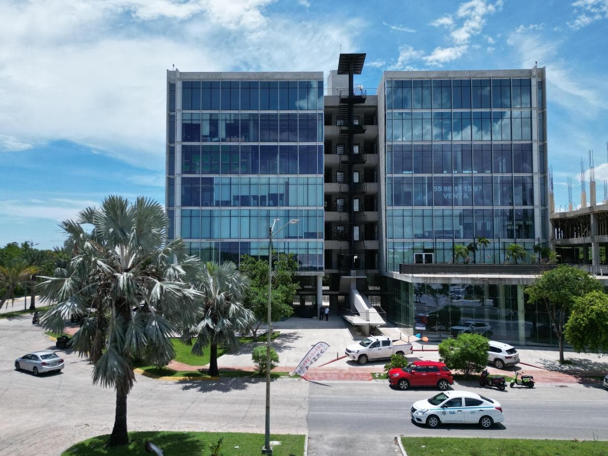 40 M2 FULLY EQUIPPED OFFICE FOR SALE ACROSS FROM STARBUCKS IN PLAYA DEL CARMEN, PLAZA AMERICAS
