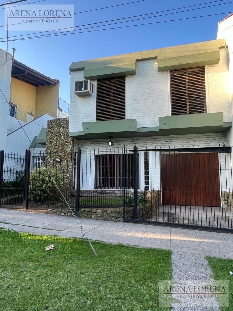 3-Room House for Sale in Castelar Norte on Sarmiento Street