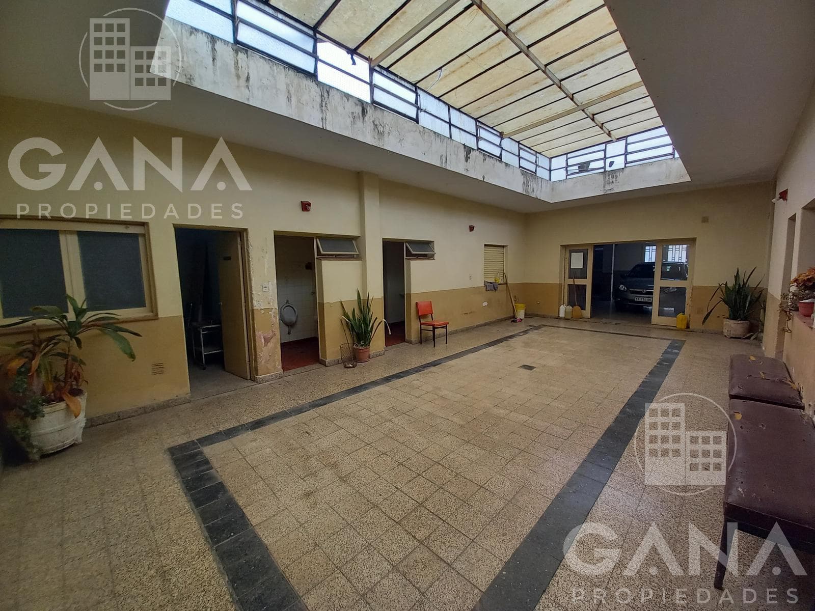 House for sale in the Arroyito neighborhood of Rosario, with offices, a garage, and 10 consultation rooms.