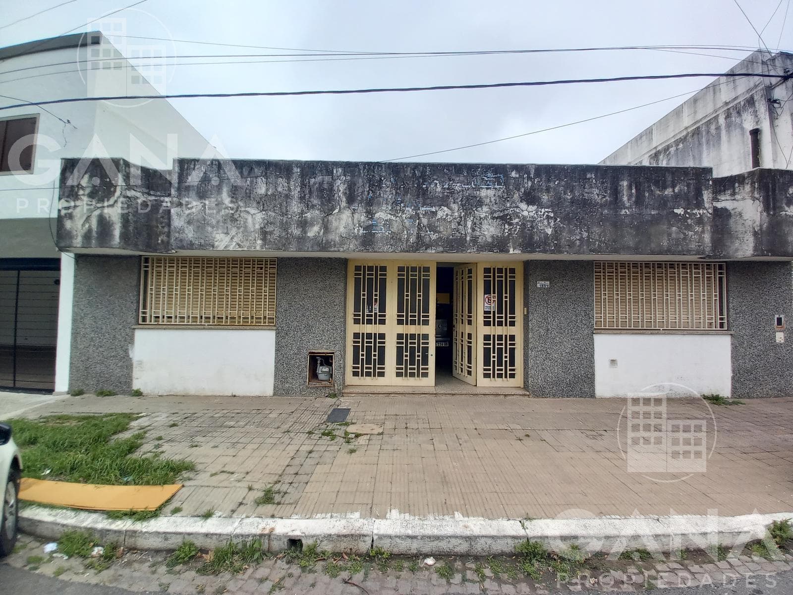 House for sale in the Arroyito neighborhood of Rosario, with offices, a garage, and 10 consultation rooms.