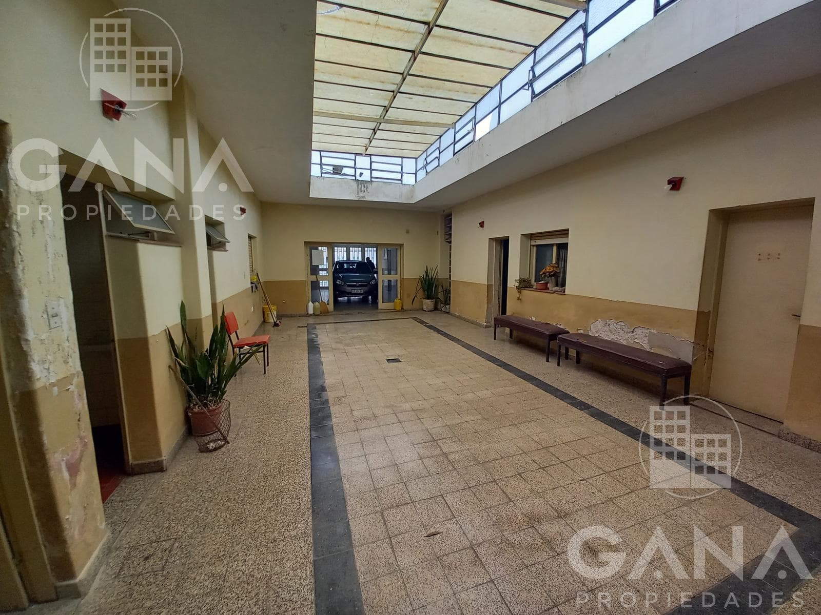 House for sale in the Arroyito neighborhood of Rosario, with offices, a garage, and 10 consultation rooms.