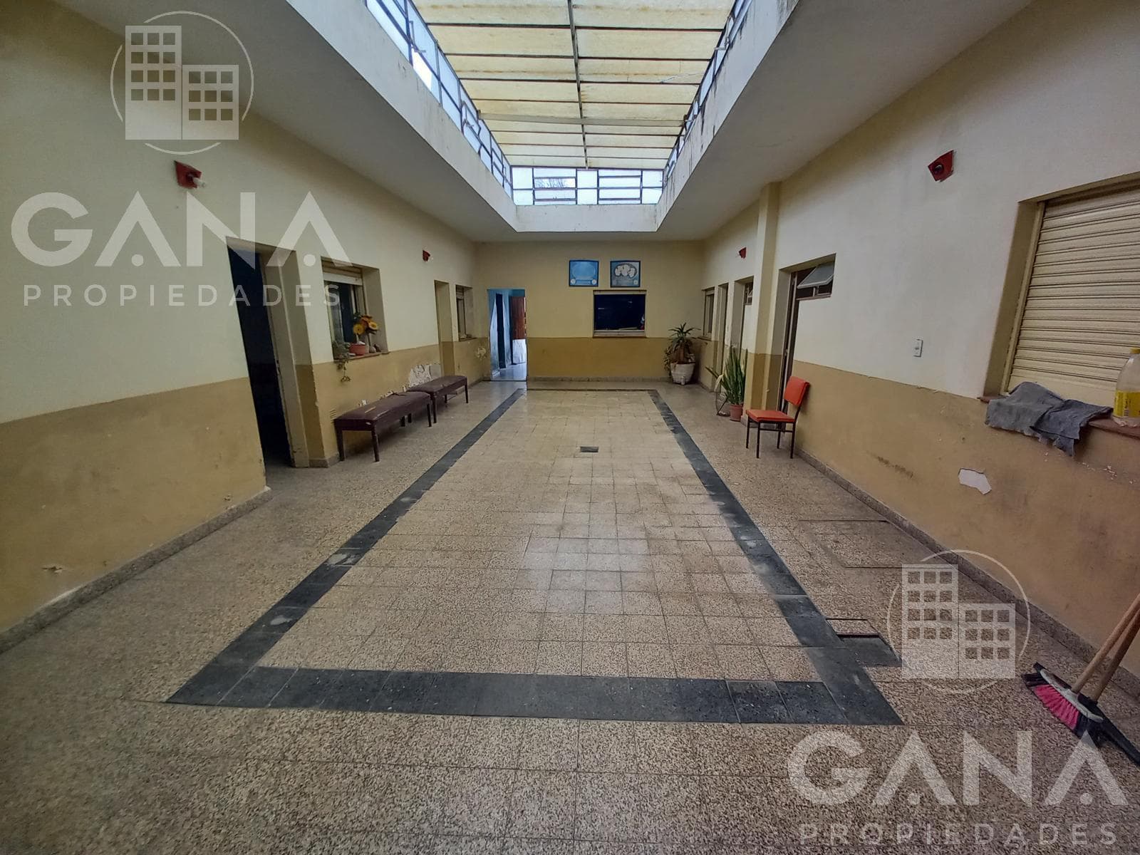 House for sale in the Arroyito neighborhood of Rosario, with offices, a garage, and 10 consultation rooms.