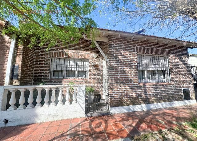 Casa en Burzaco de 4 ambientes.