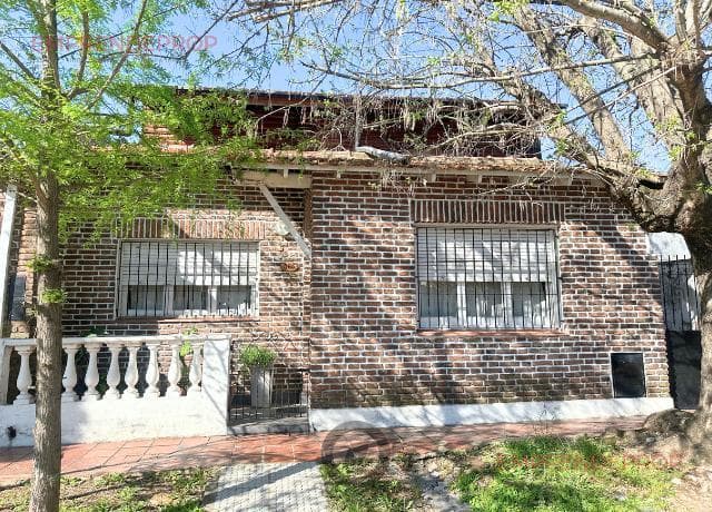 Casa en Burzaco de 4 ambientes.