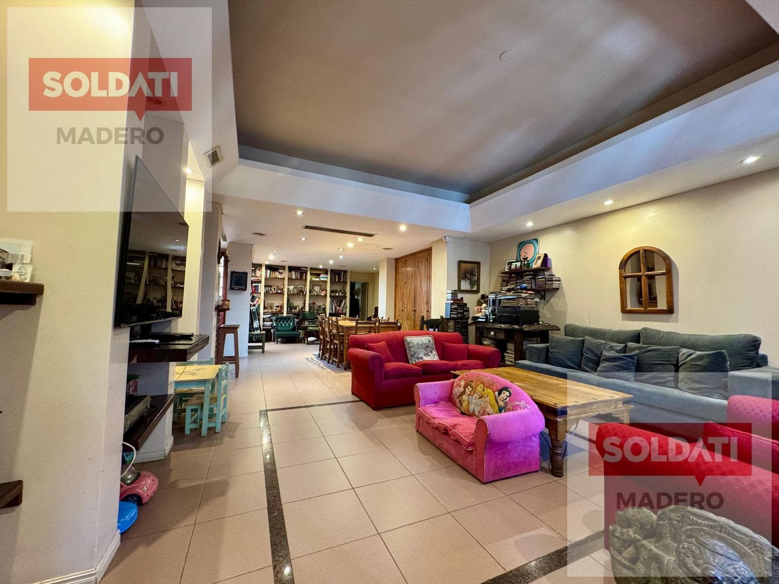 For Sale. House. Private lot. 11 rooms. 5 bathrooms. Garden. Villa Crespo.