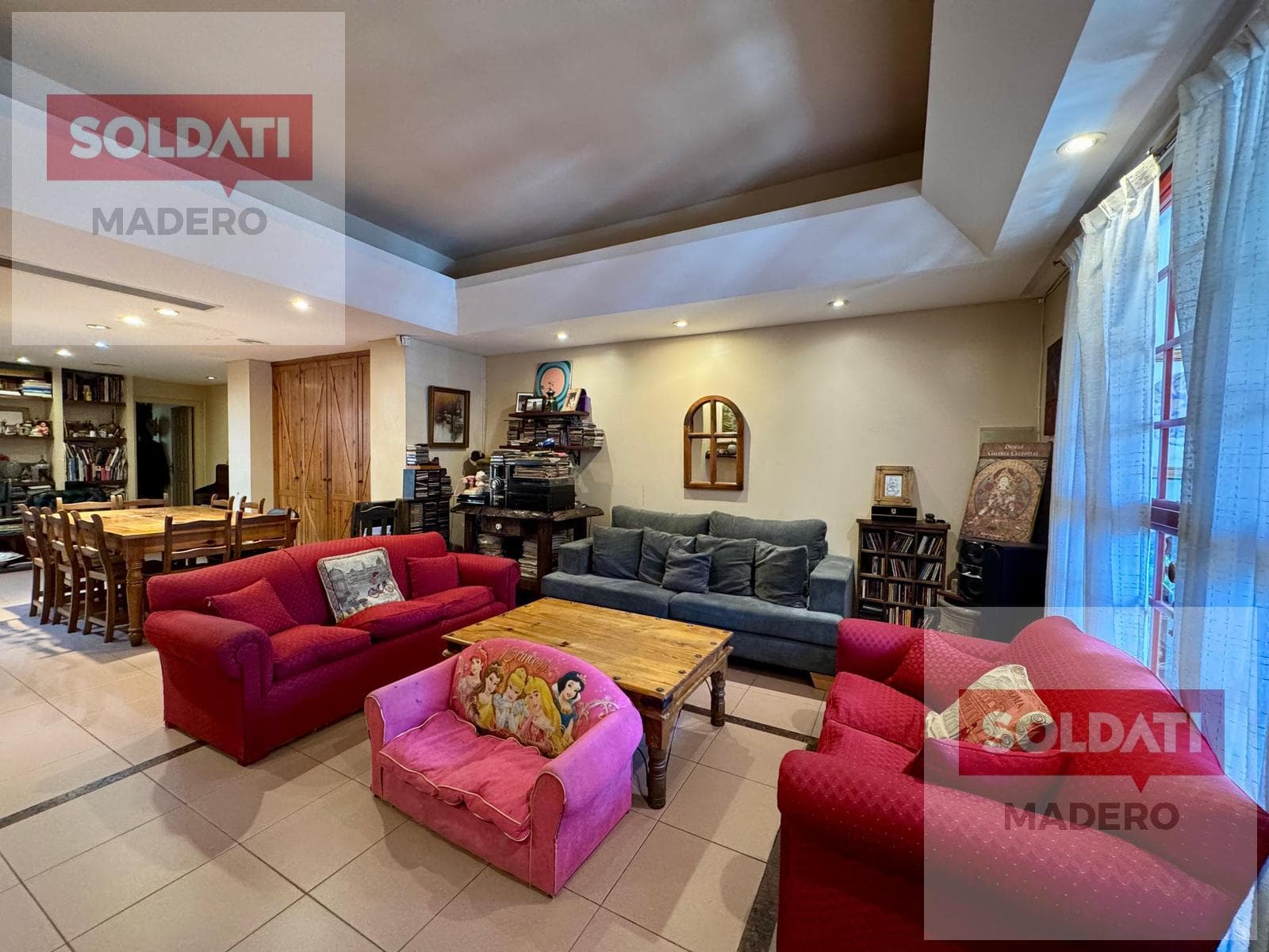 For Sale. House. Private lot. 11 rooms. 5 bathrooms. Garden. Villa Crespo.