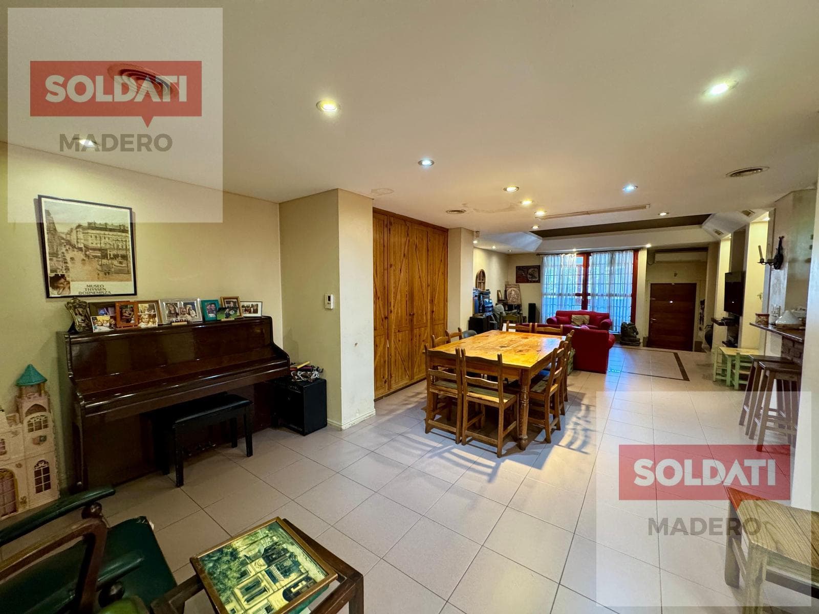 For Sale. House. Private lot. 11 rooms. 5 bathrooms. Garden. Villa Crespo.