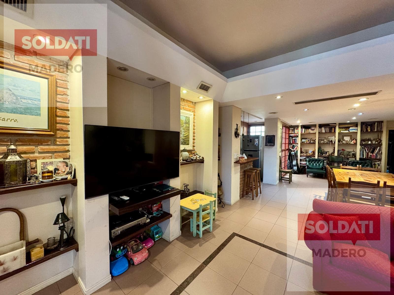 For Sale. House. Private lot. 11 rooms. 5 bathrooms. Garden. Villa Crespo.