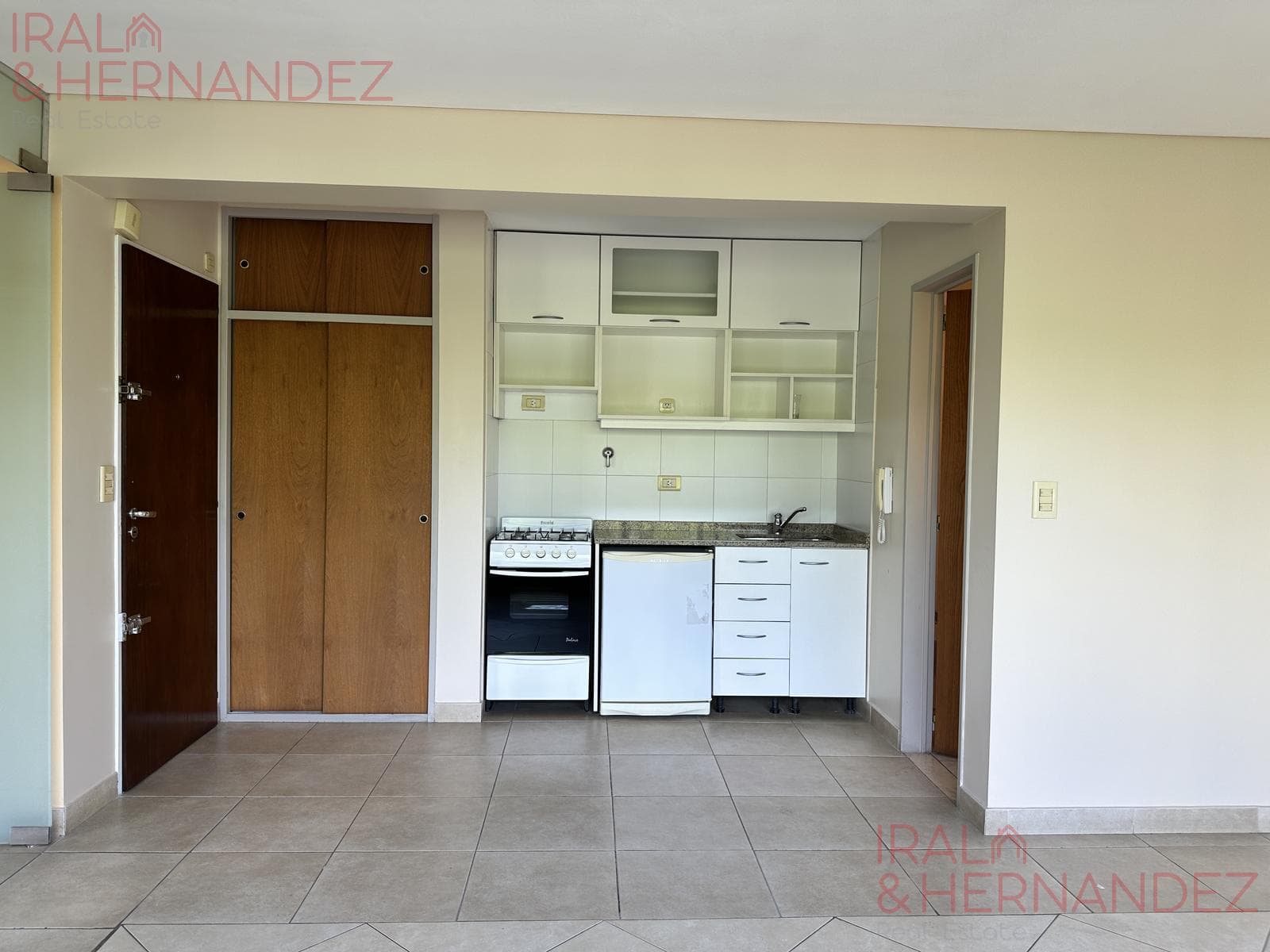 FOR SALE: 2-ROOM APARTMENT IN DOWNTOWN MORÓN