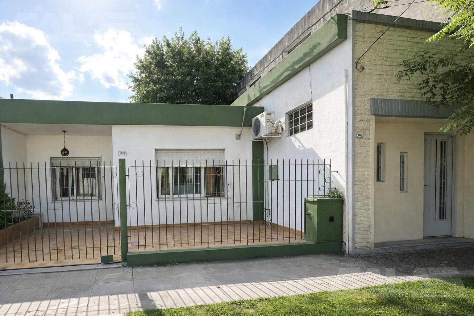 4-room house with commercial space in Ituzaingó Norte
