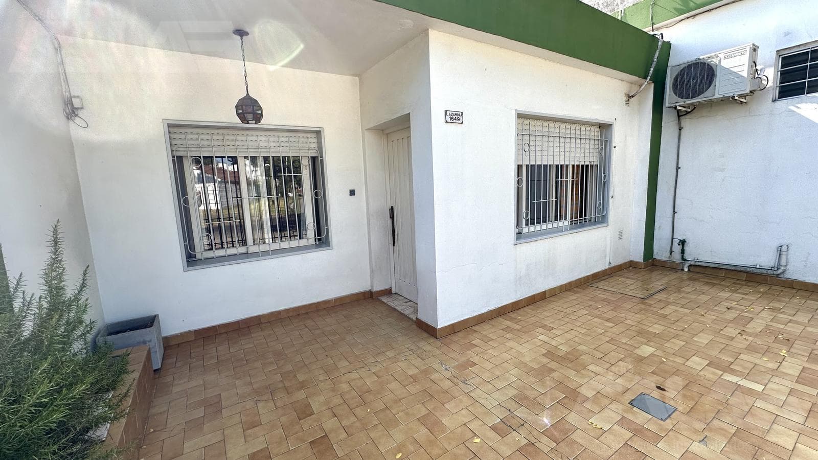 4-room house with commercial space in Ituzaingó Norte