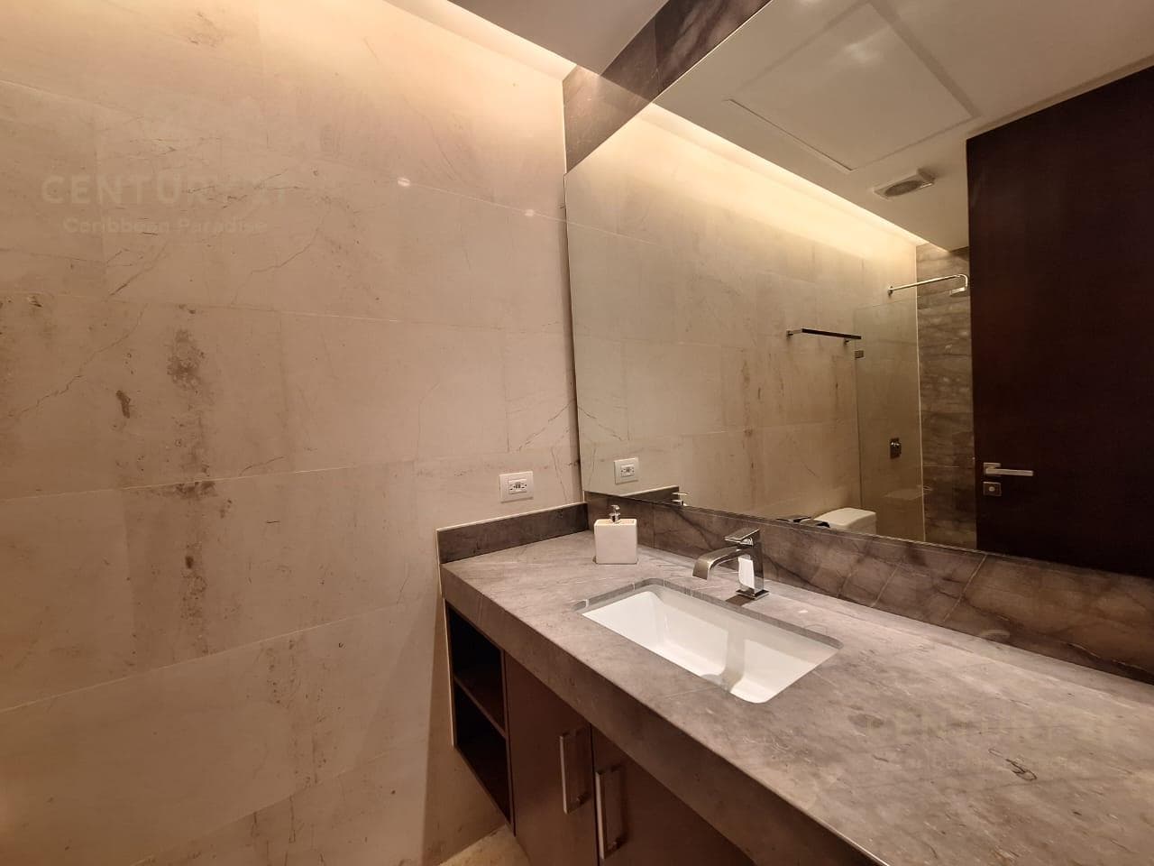 For Rent: Ground-floor apartment with 2 bedrooms and 2.5 bathrooms, including a private Jacuzzi, in the luxurious MARILA Condominium P4261