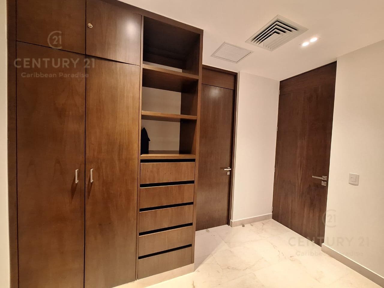 For Rent: Ground-floor apartment with 2 bedrooms and 2.5 bathrooms, including a private Jacuzzi, in the luxurious MARILA Condominium P4261