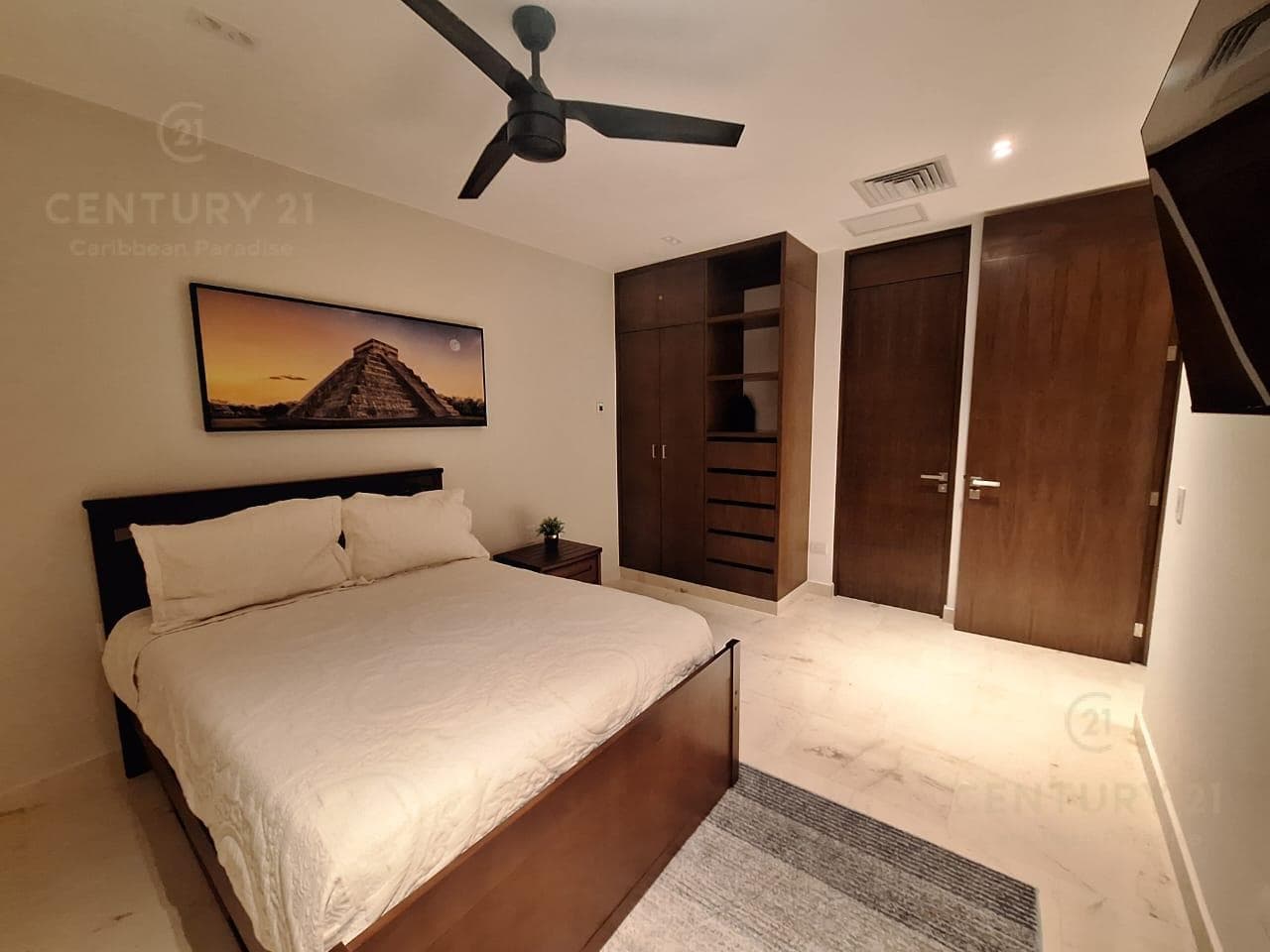 For Rent: Ground-floor apartment with 2 bedrooms and 2.5 bathrooms, including a private Jacuzzi, in the luxurious MARILA Condominium P4261
