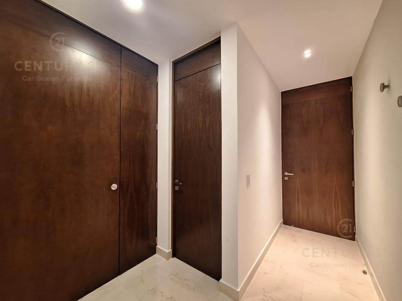 For Rent: Ground-floor apartment with 2 bedrooms and 2.5 bathrooms, including a private Jacuzzi, in the luxurious MARILA Condominium P4261