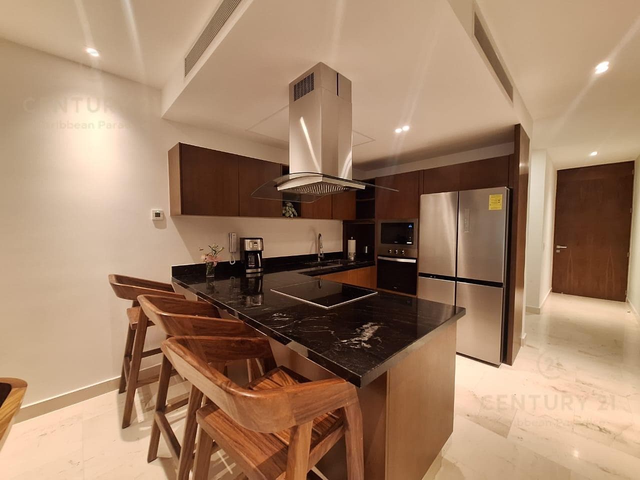 For Rent: Ground-floor apartment with 2 bedrooms and 2.5 bathrooms, including a private Jacuzzi, in the luxurious MARILA Condominium P4261