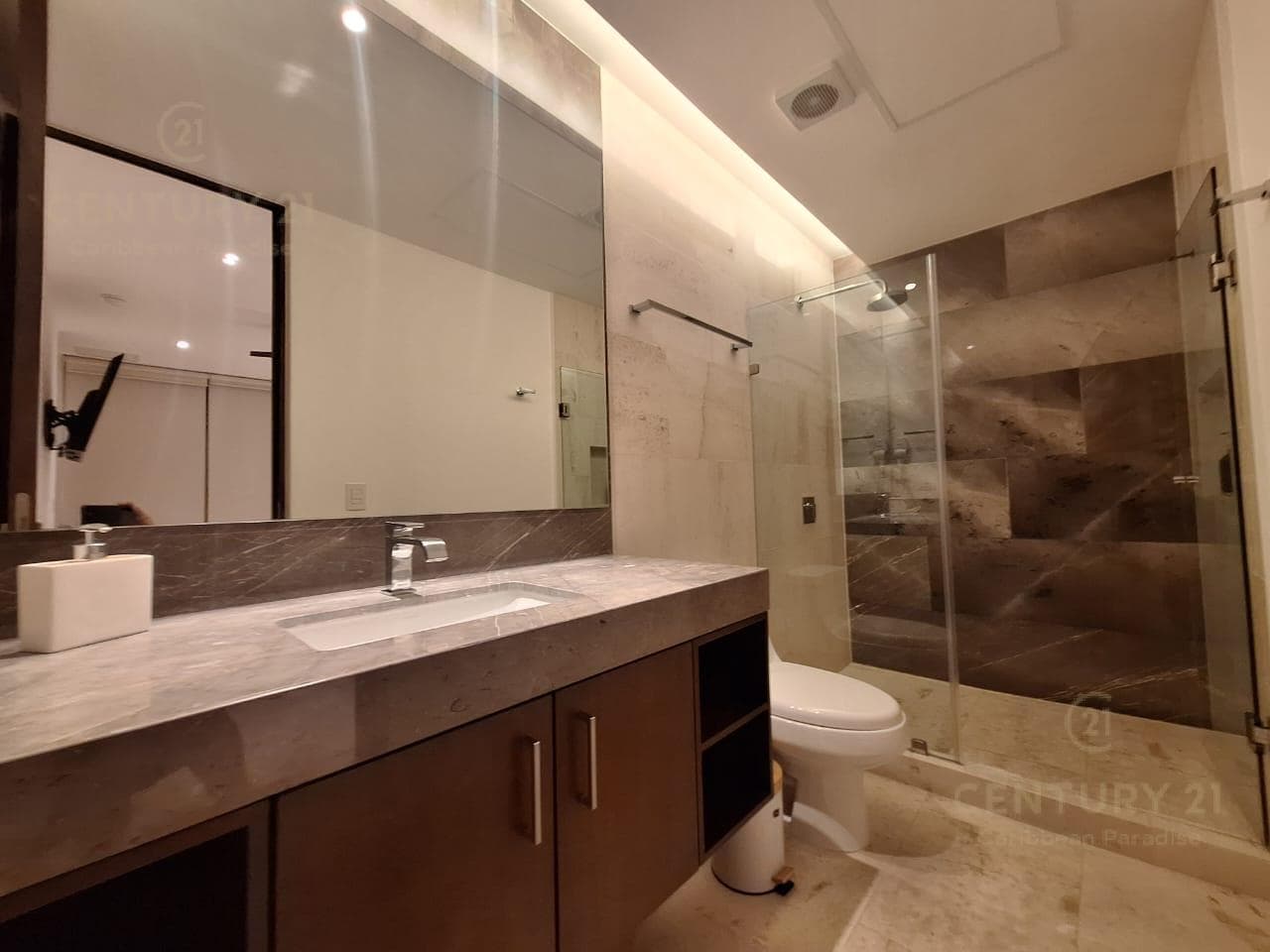 For Rent: Ground-floor apartment with 2 bedrooms and 2.5 bathrooms, including a private Jacuzzi, in the luxurious MARILA Condominium P4261
