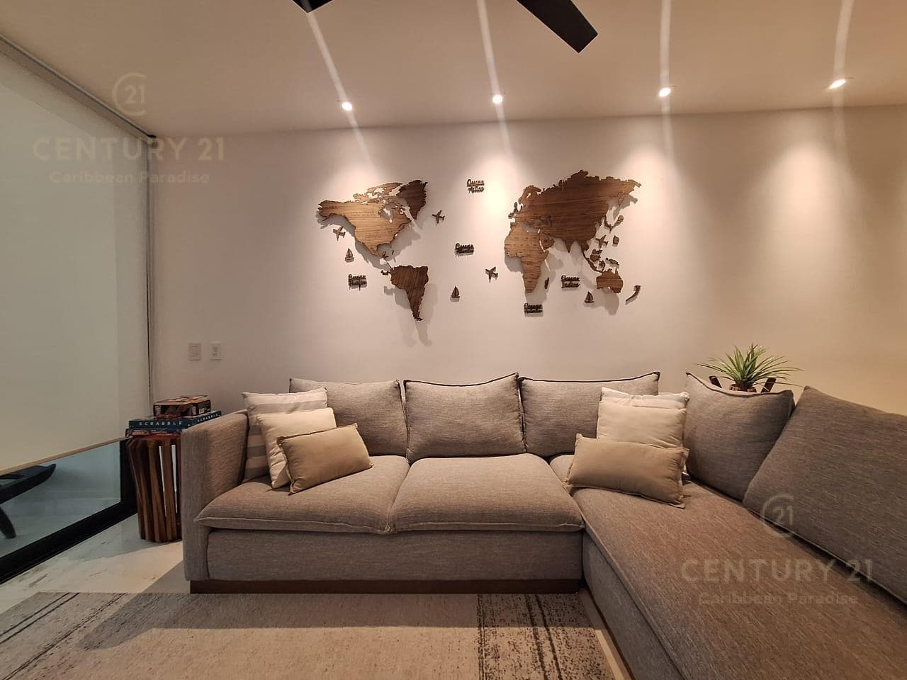 For Rent: Ground-floor apartment with 2 bedrooms and 2.5 bathrooms, including a private Jacuzzi, in the luxurious MARILA Condominium P4261