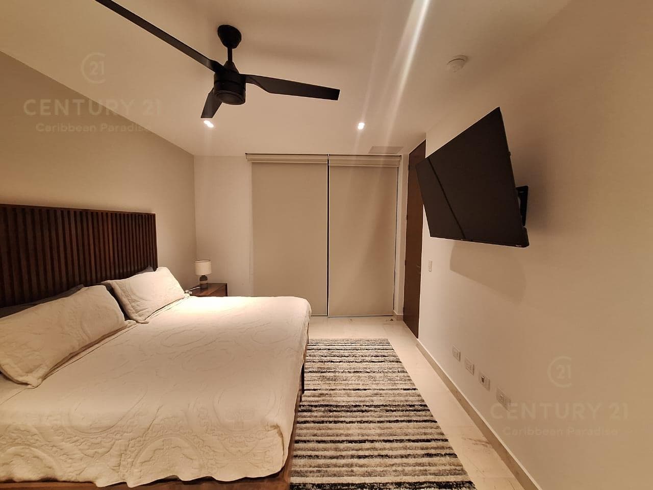 For Rent: Ground-floor apartment with 2 bedrooms and 2.5 bathrooms, including a private Jacuzzi, in the luxurious MARILA Condominium P4261