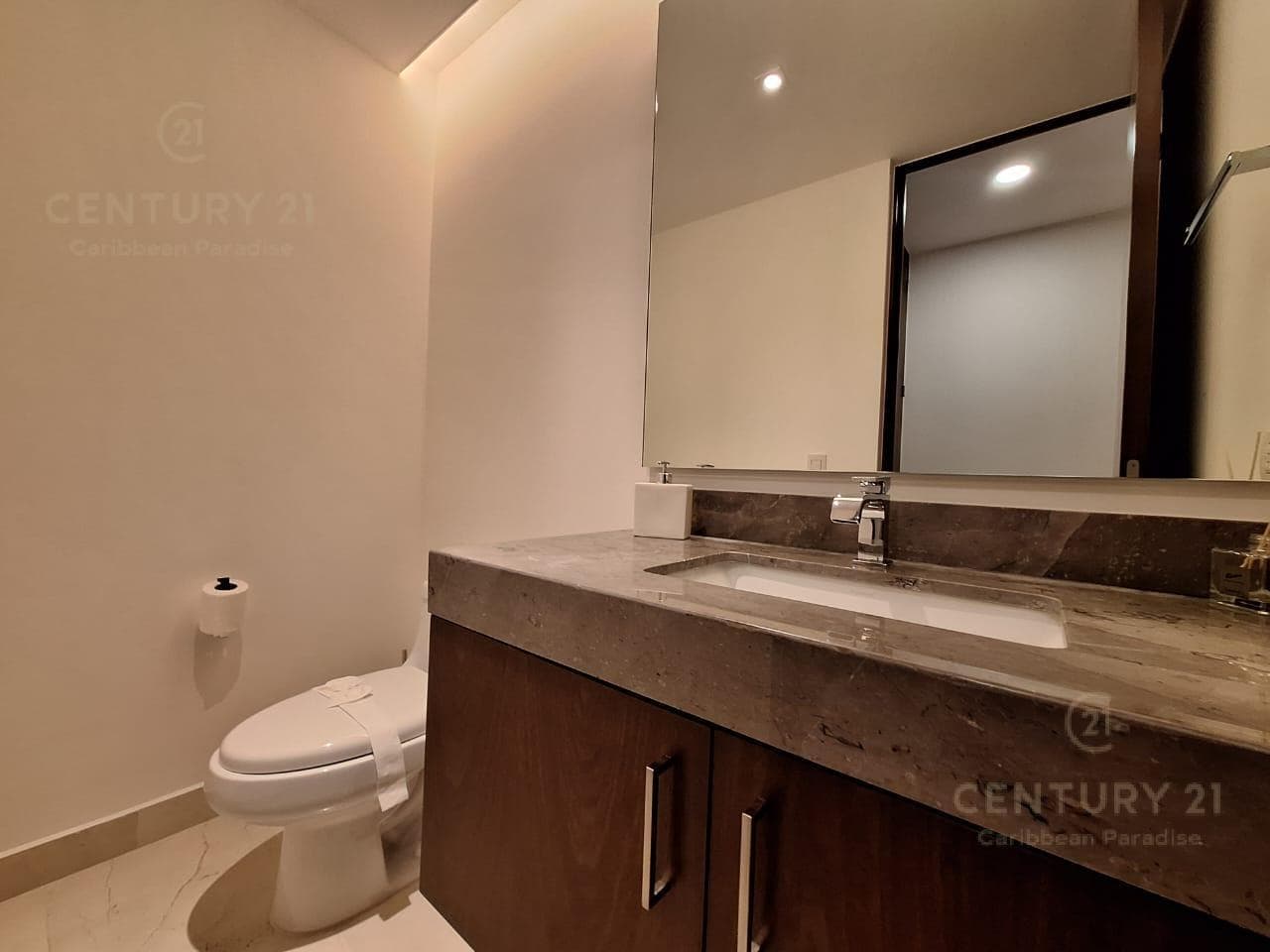 For Rent: Ground-floor apartment with 2 bedrooms and 2.5 bathrooms, including a private Jacuzzi, in the luxurious MARILA Condominium P4261