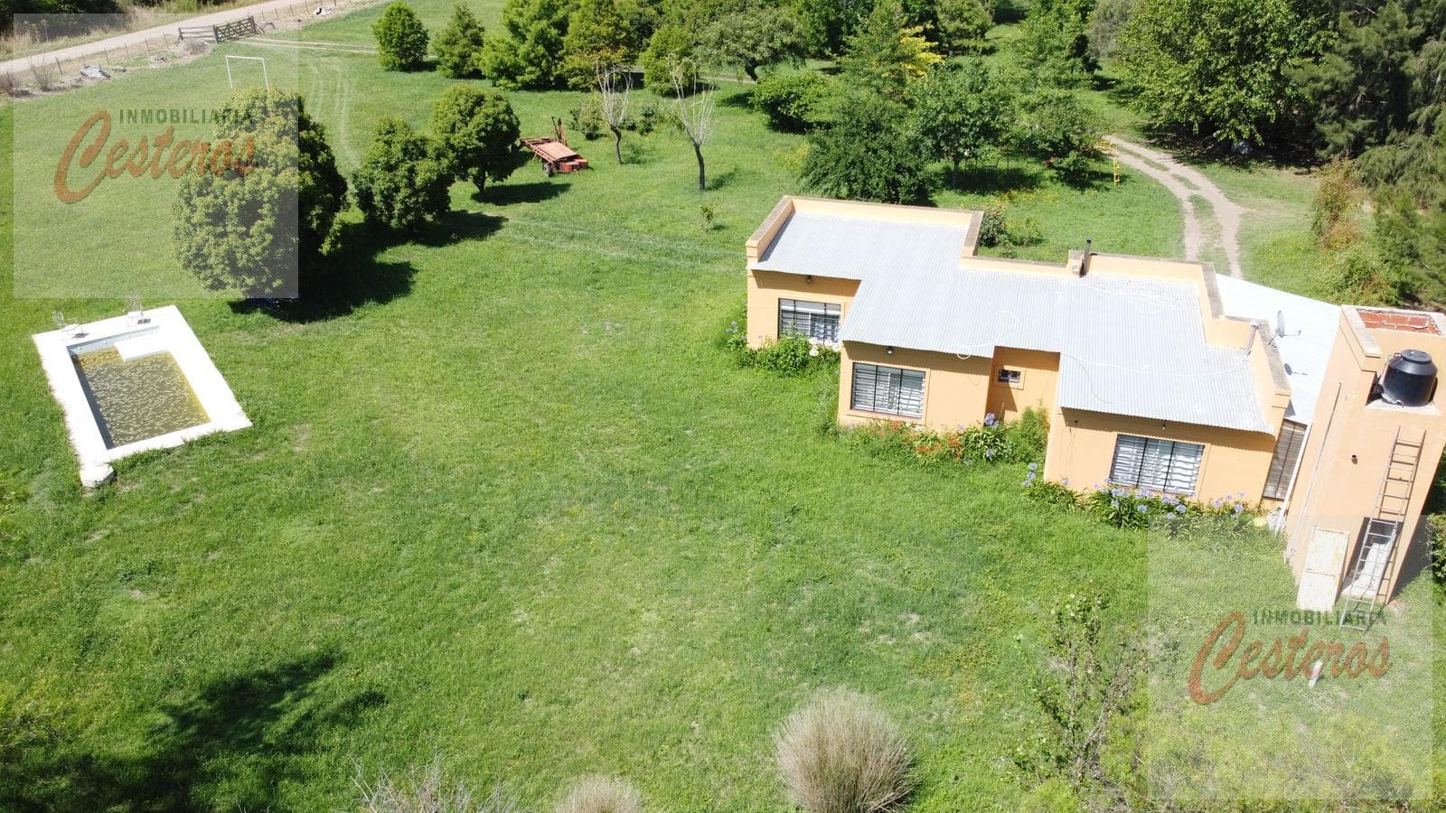 Country house with a pool on a 1.20-hectare lot at Av. Botta and Juan Petre, Cañuelas.