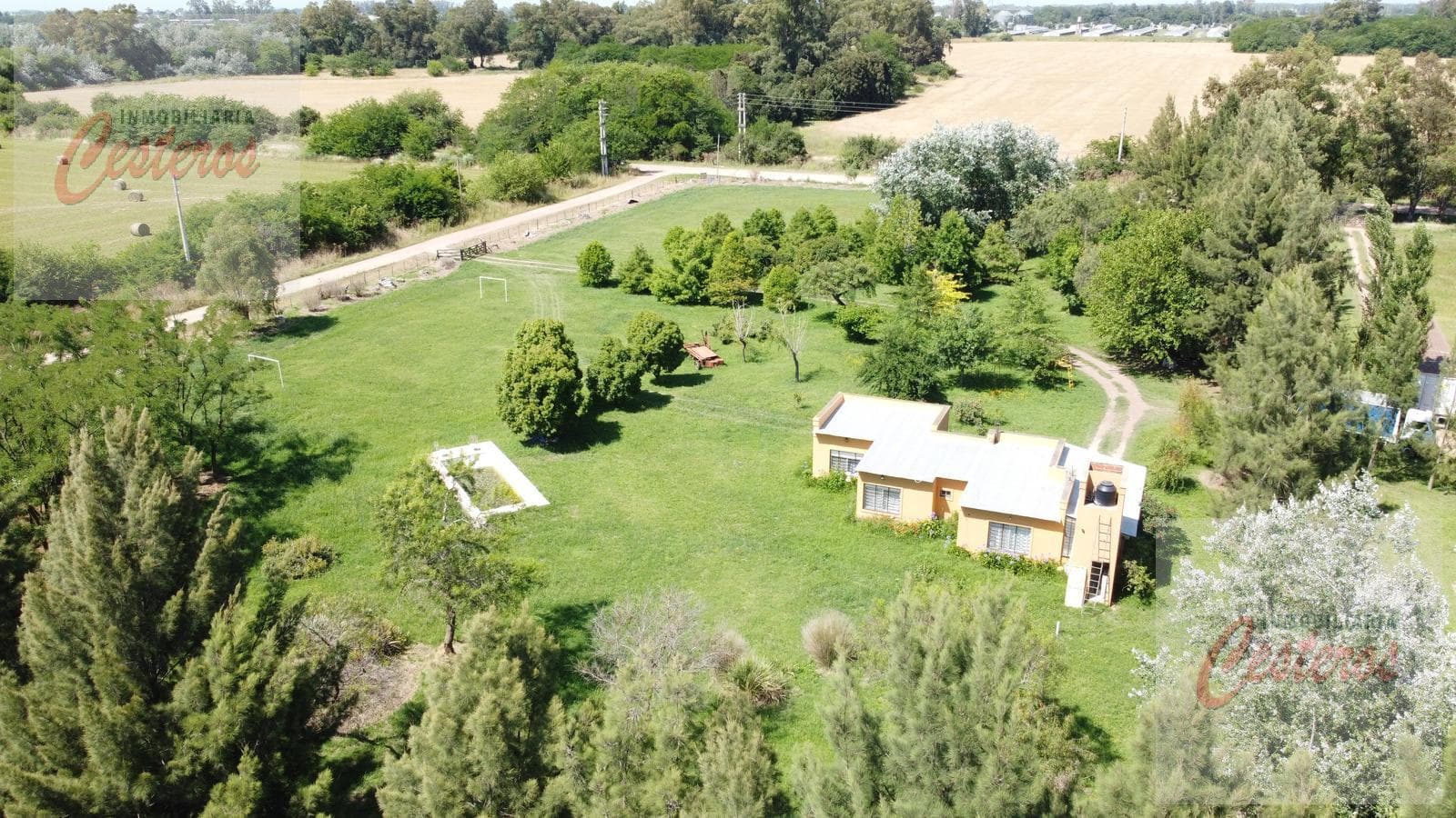 Country house on a 1.20-hectare lot at Av. Botta and Juan Petre, Cañuelas.