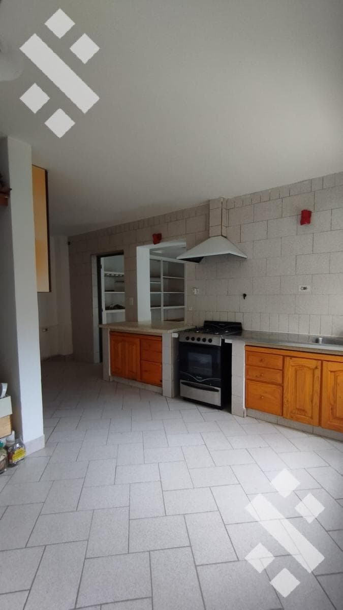 For Rent | 3-Bedroom House | Santa Genovena | Suitable for Commercial Use
