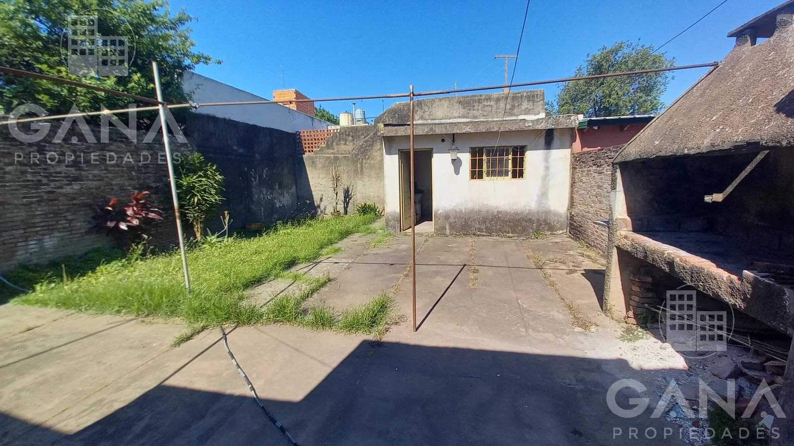 House for Sale in Tiro Suizo: 2 Bedrooms, Garage, Patio