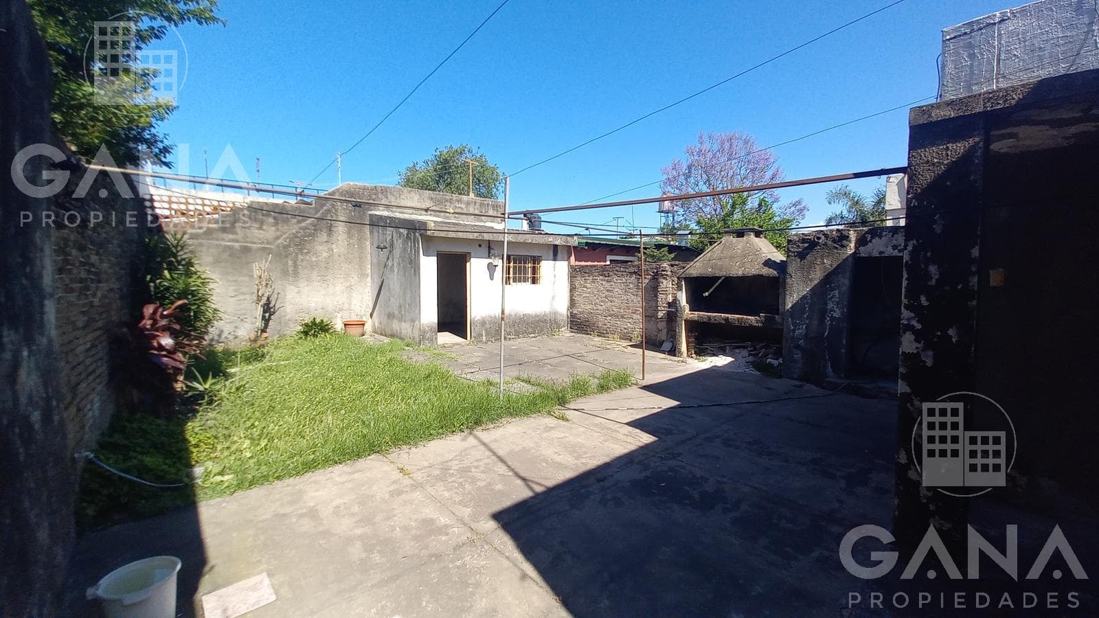 House for Sale in Tiro Suizo: 2 Bedrooms, Garage, Patio