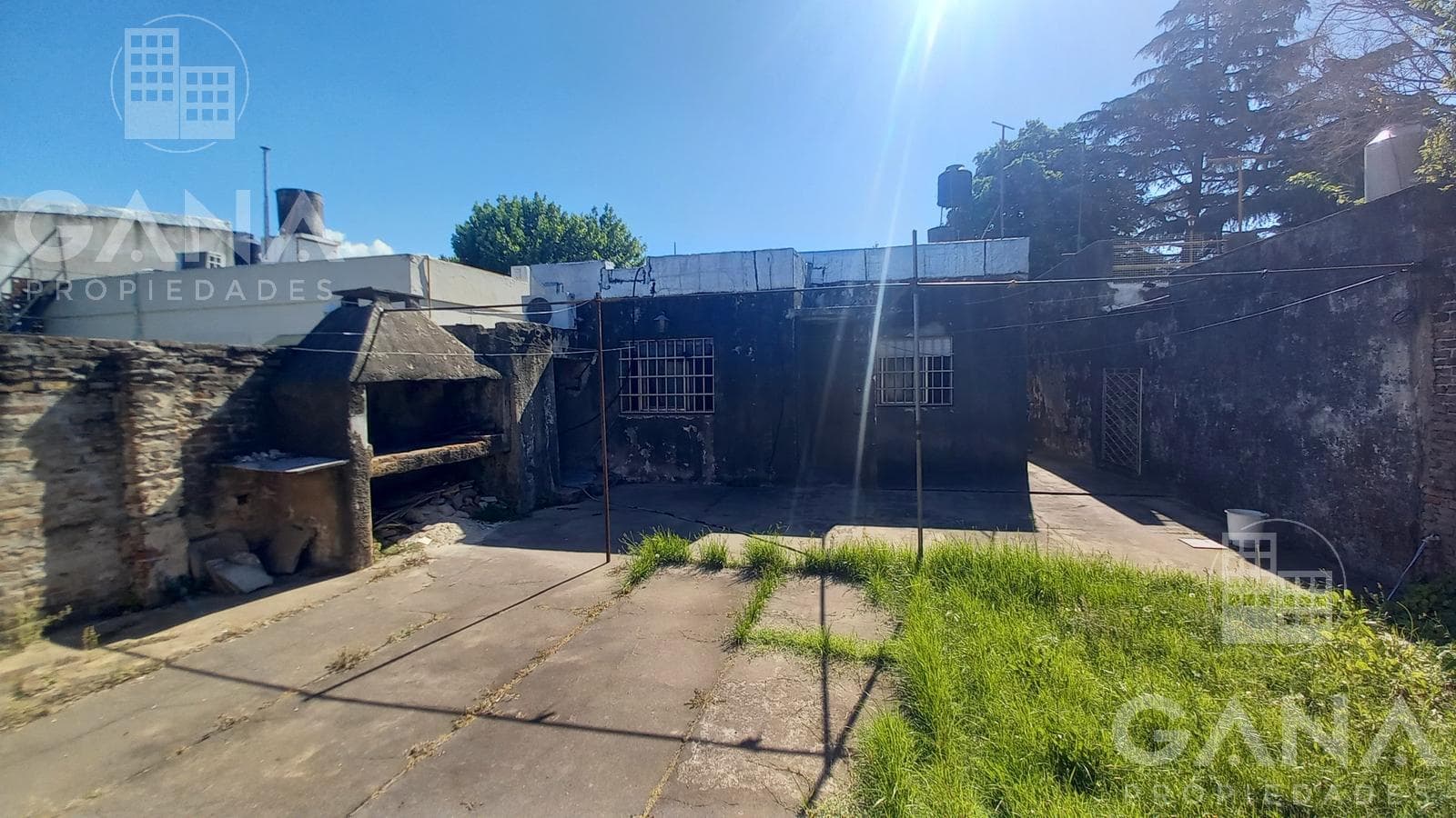 House for Sale in Tiro Suizo: 2 Bedrooms, Garage, Patio