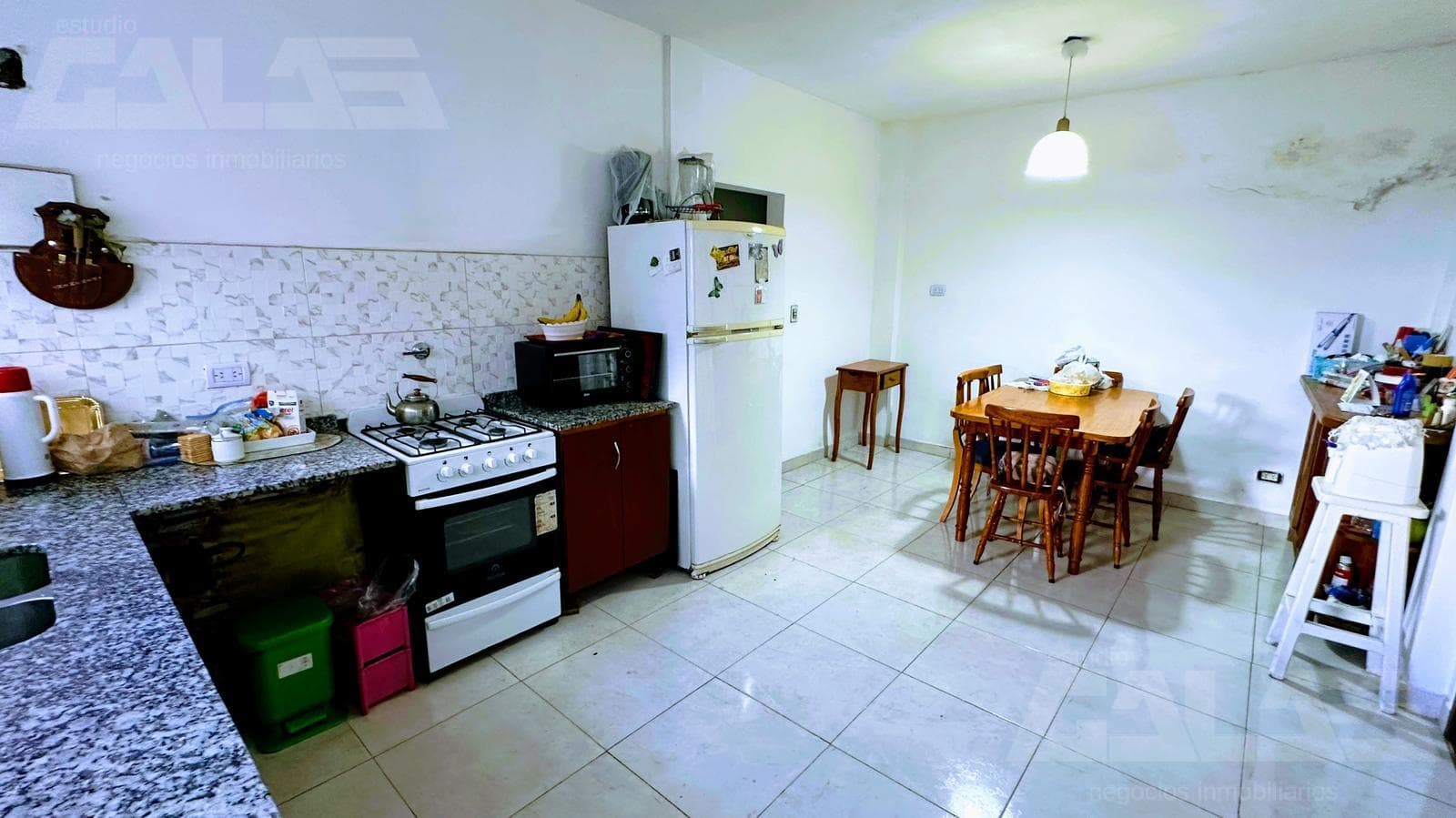 A very nice 6-room villa in an excellent location, just 2 blocks from the Barcala Bridge. Pool and park!