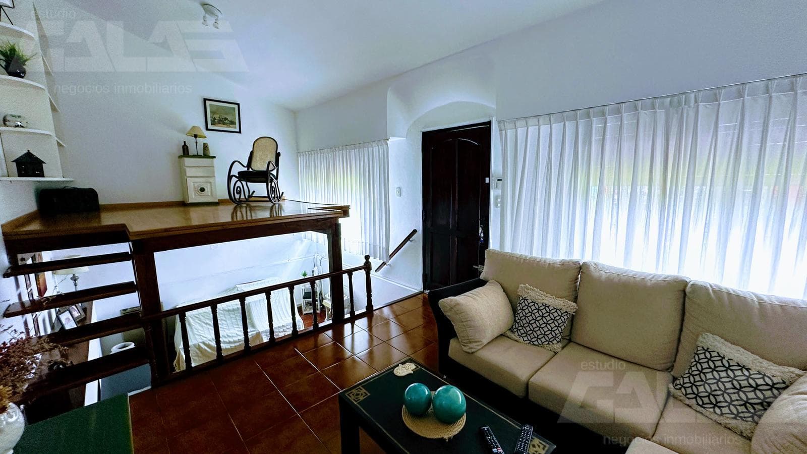 Beautiful 3-room townhouse in impeccable condition in a residential neighborhood with a pool!