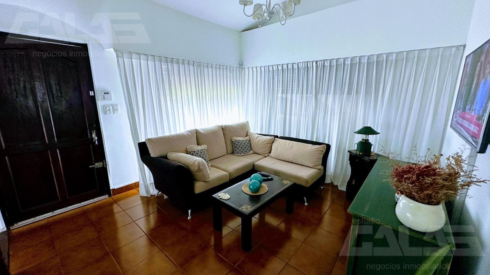 Beautiful 3-room townhouse in impeccable condition in a residential neighborhood with a pool!