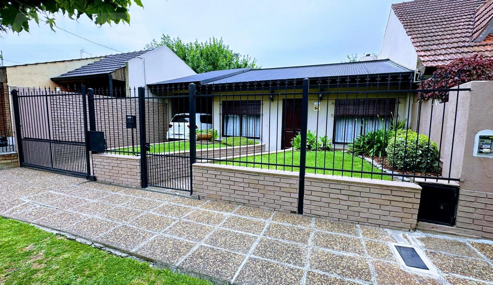 Beautiful 3-room townhouse in impeccable condition in a residential neighborhood with a pool!