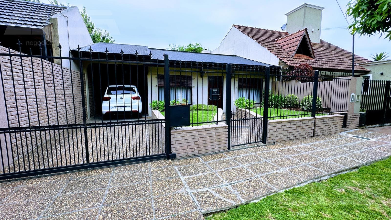 Beautiful 3-room townhouse in impeccable condition in a residential neighborhood with a pool!
