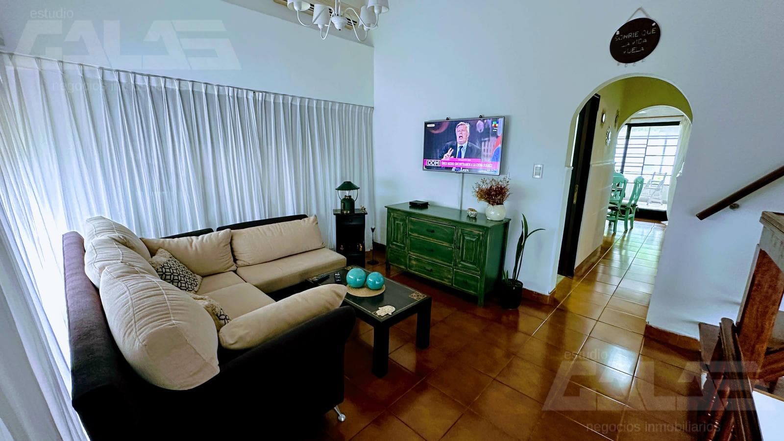Beautiful 3-room townhouse in impeccable condition in a residential neighborhood with a pool!