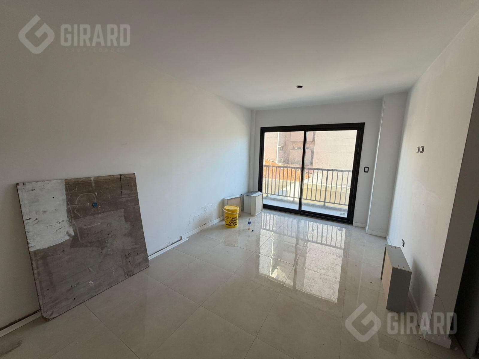 One-room apartment in the Guemes neighborhood, with an uncovered parking space