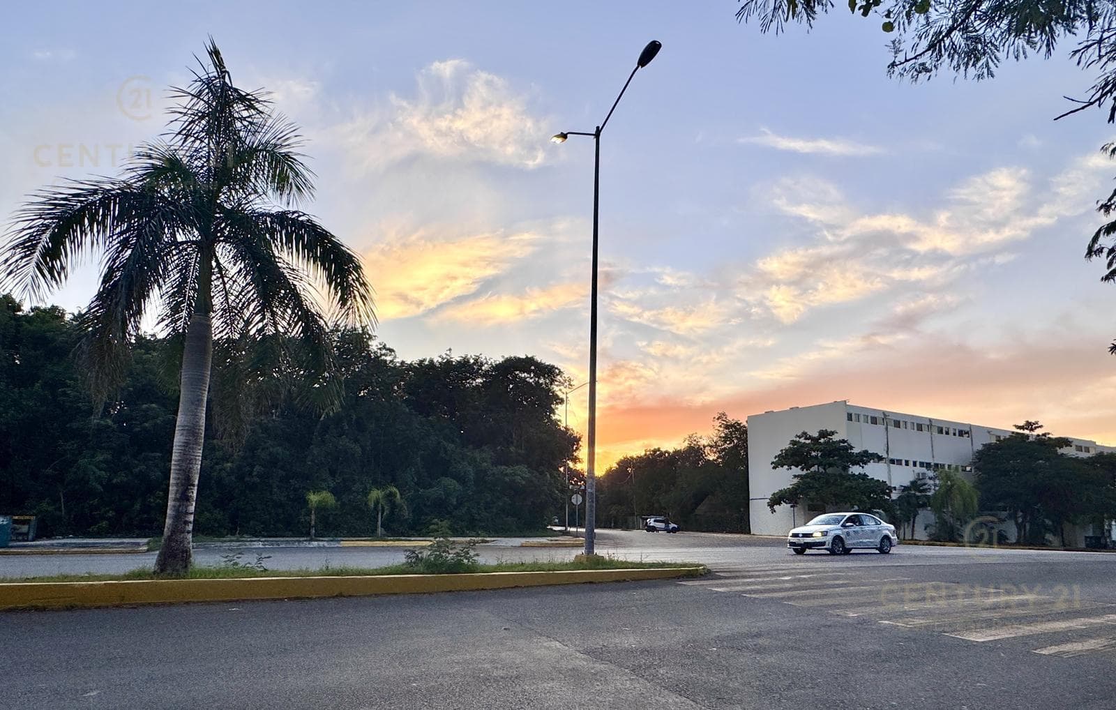 Corner Lot on Avenida Universidades, Playa del Carmen P4294