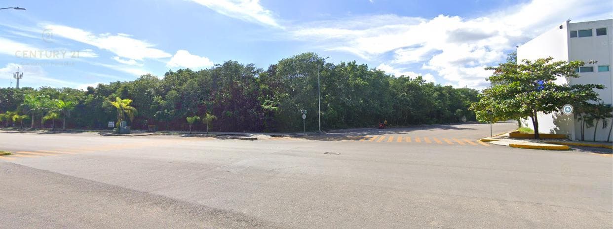Corner Lot on Avenida Universidades, Playa del Carmen P4294