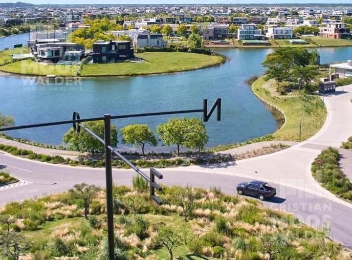 Land for sale in the Amarras de Puertos neighborhood—a great opportunity.