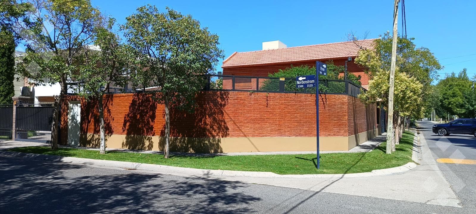 For Sale: Executive-Level House, 3 Bedrooms - Pool - Jardines Del Rey Neighborhood - Neuquén