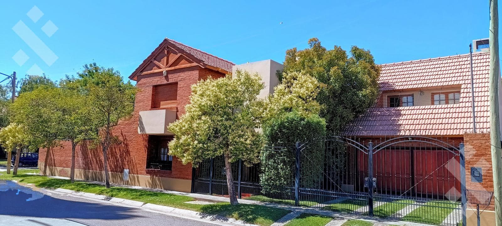 For Sale: Executive-Level House, 3 Bedrooms - Pool - Jardines Del Rey Neighborhood - Neuquén