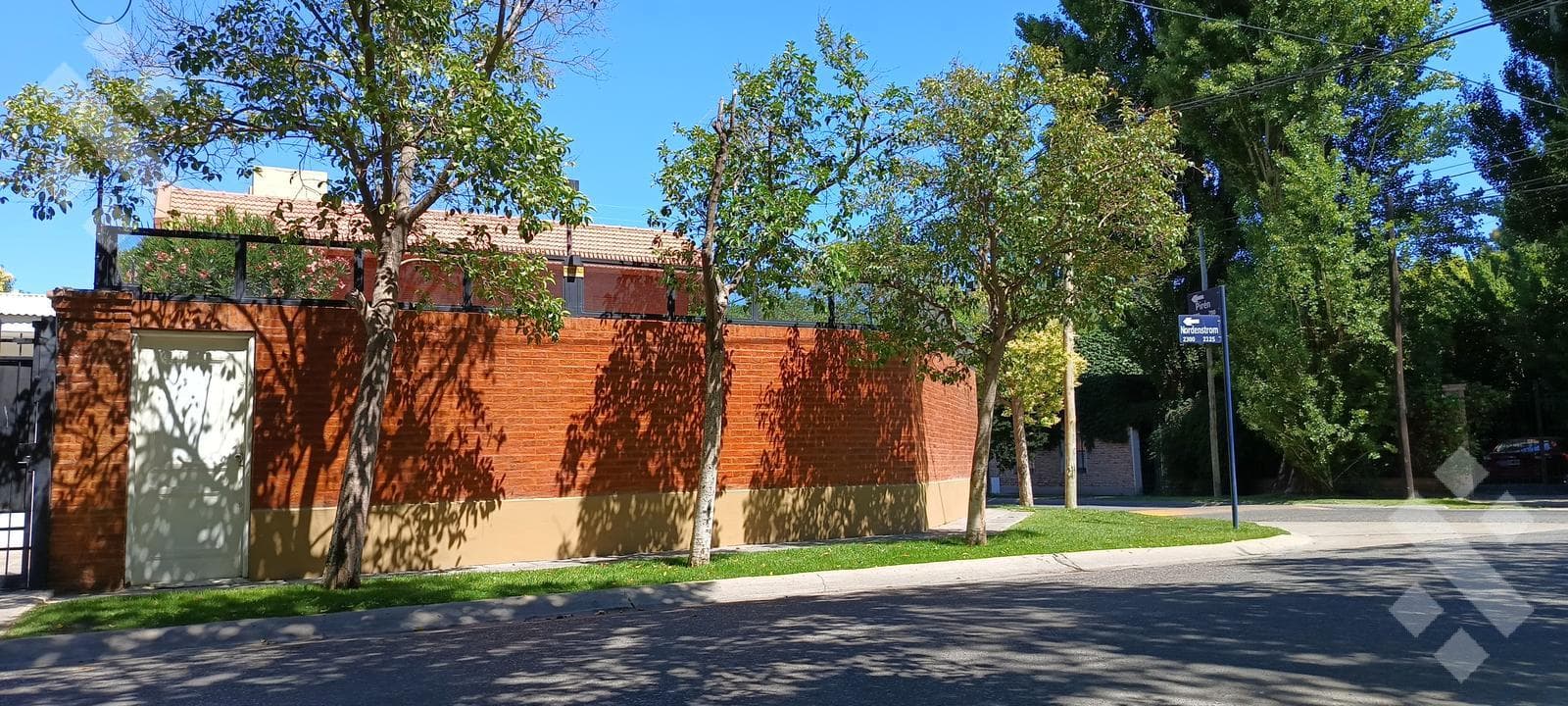 For Sale: Executive-Level House, 3 Bedrooms - Pool - Jardines Del Rey Neighborhood - Neuquén