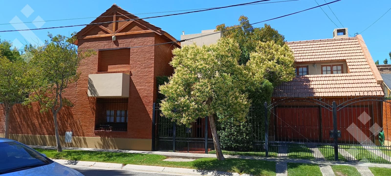 For Sale: Executive-Level House, 3 Bedrooms - Pool - Jardines Del Rey Neighborhood - Neuquén