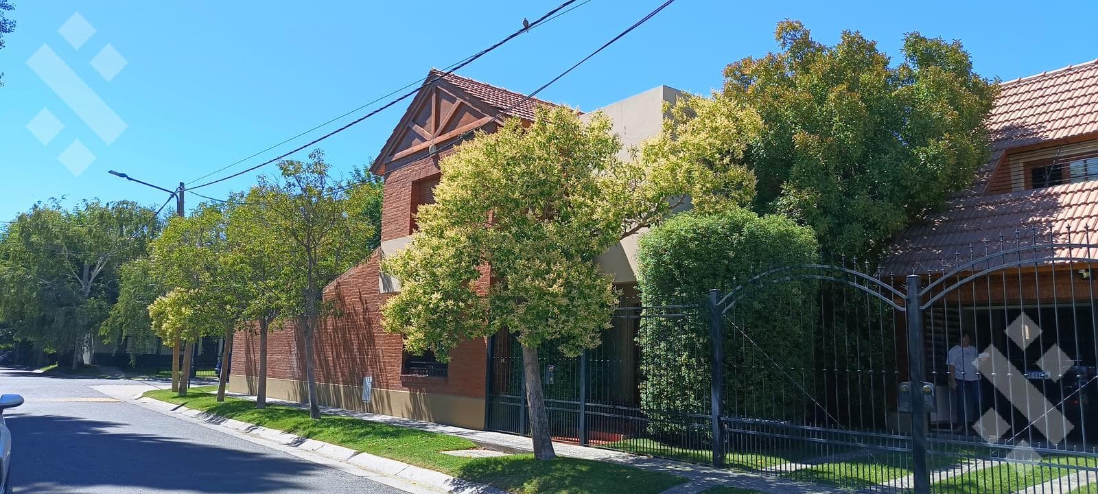 For Sale: Executive-Level House, 3 Bedrooms - Pool - Jardines Del Rey Neighborhood - Neuquén