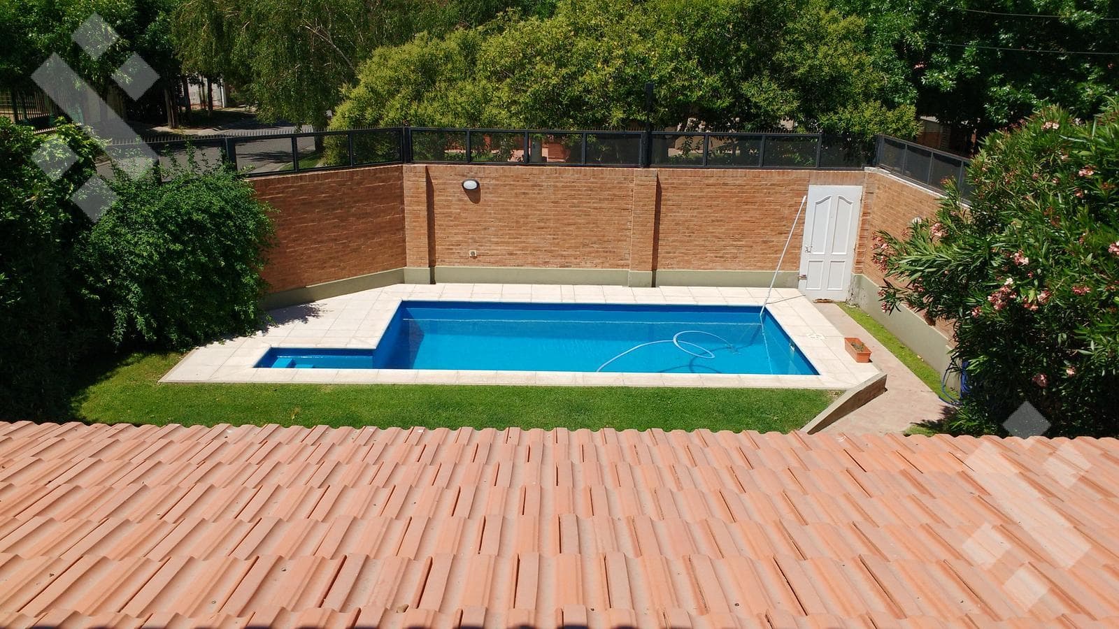 For Sale: Executive-Level House, 3 Bedrooms - Pool - Jardines Del Rey Neighborhood - Neuquén
