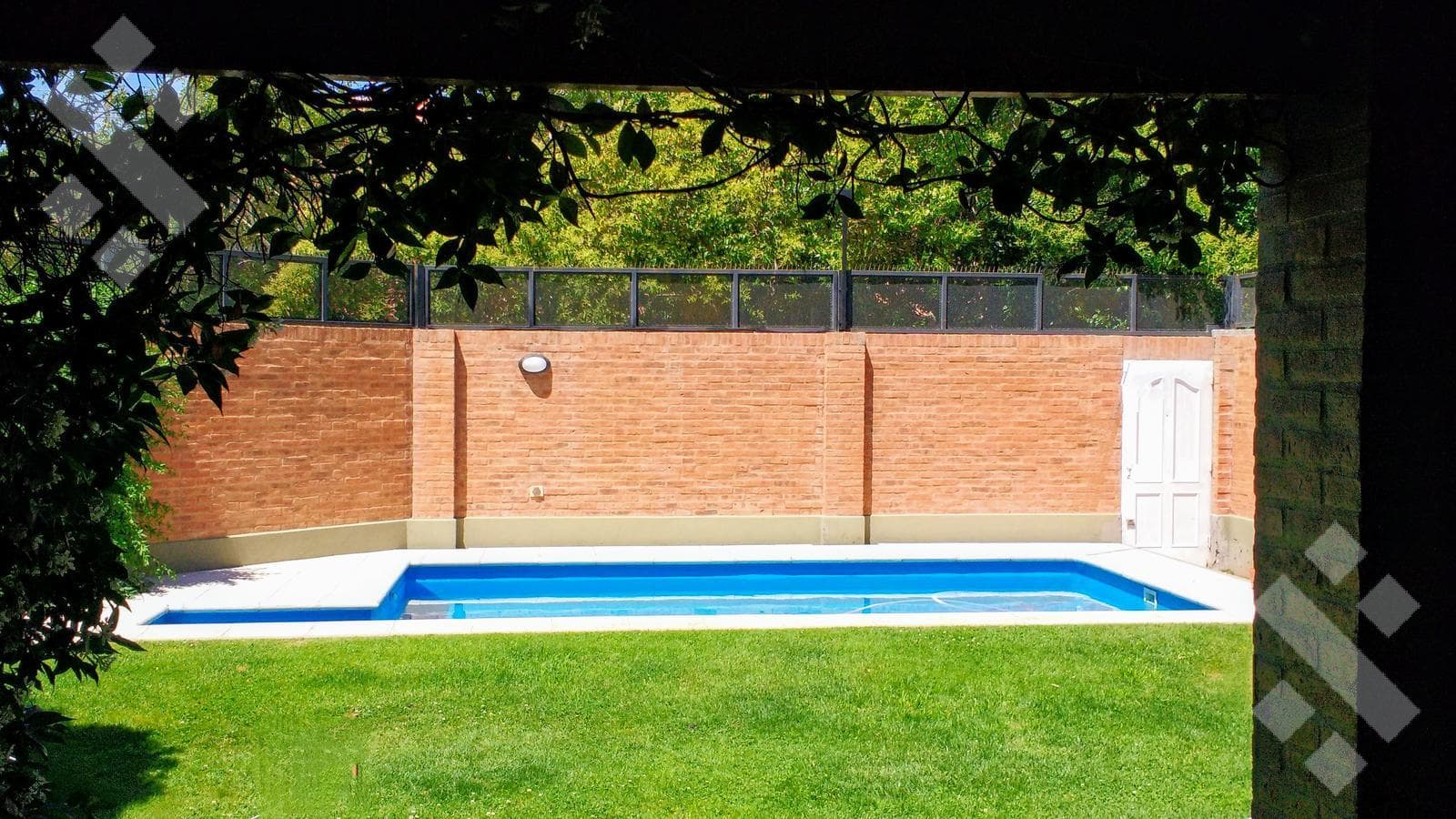 For Sale: Executive-Level House, 3 Bedrooms - Pool - Jardines Del Rey Neighborhood - Neuquén