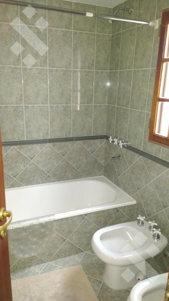 For Sale: Executive-Level House, 3 Bedrooms - Pool - Jardines Del Rey Neighborhood - Neuquén